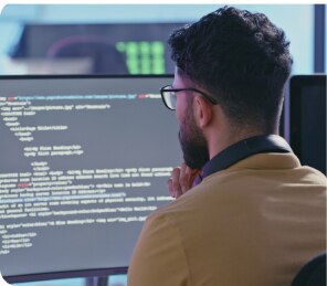 homem codificando