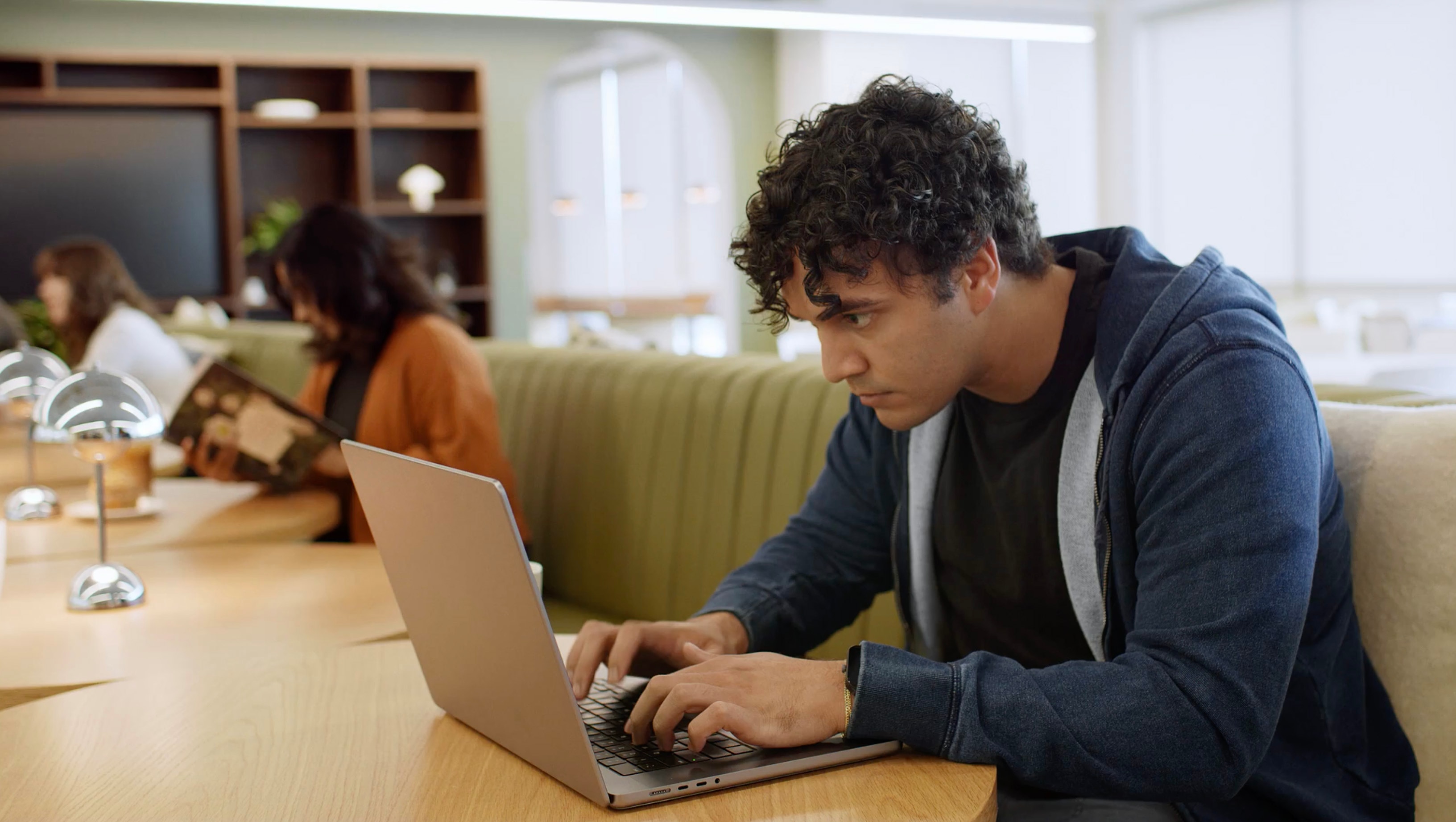 Veja o AI Runtime Security <br/>neutralizar um ataque.